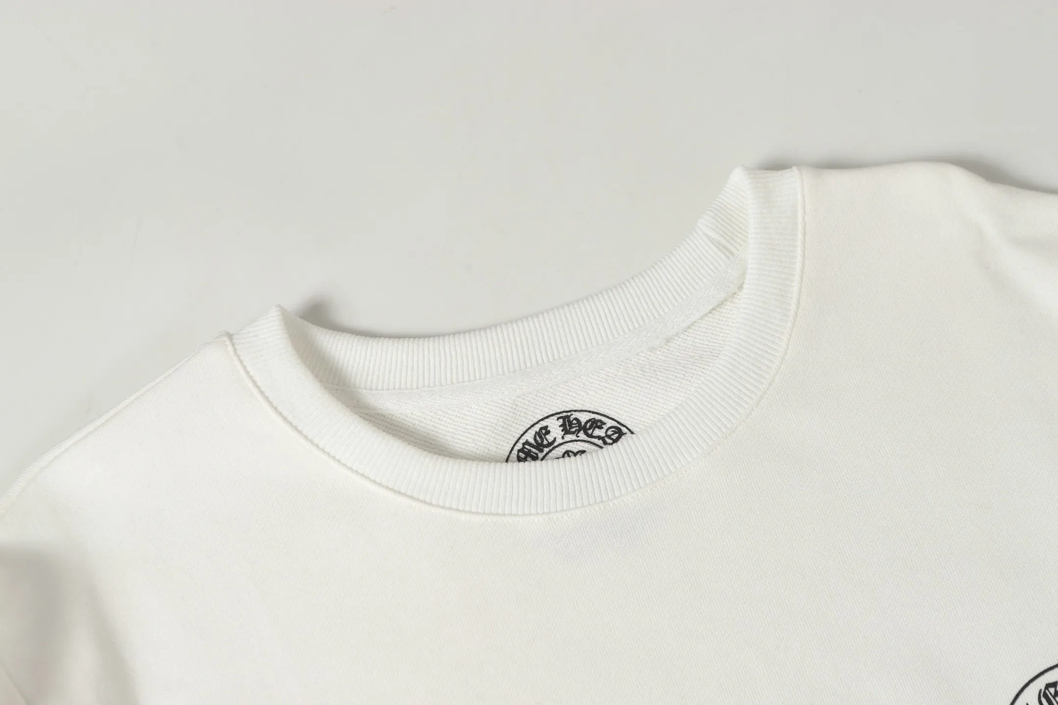 P210 Round neck sweatshirt. Remember to remark sweatshirt when ordering #Y2901 Cross-border running quantity model. Please do not place an order if you are pursuing perfection. -Chrome Hearts/Chrome Hearts 23ss Sanskrit printed popular round neck sweatshirt -High weight, high density and high quality. The wool is soft, delicate and skin-friendly. It feels soft and silky. It has excellent warmth and skin-friendly properties. -Colour: black white -Size: S M L XL